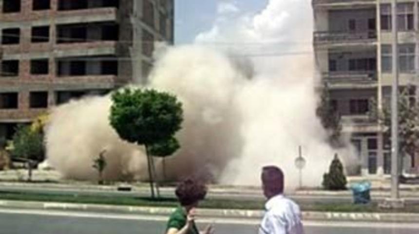 6 katlı binanın yıkımı saniyeler sürdü