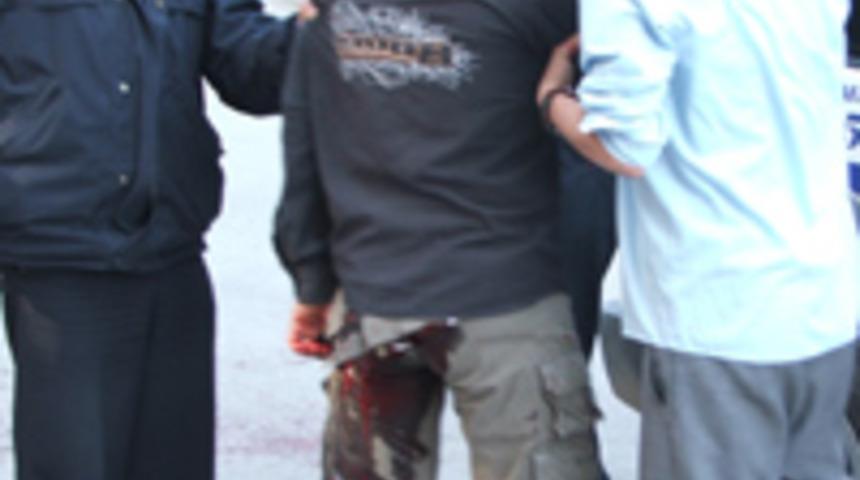 N&ouml;bet&ccedil;i &ouml;ğrenci, okula girmek isteyen genci bı&ccedil;akladı