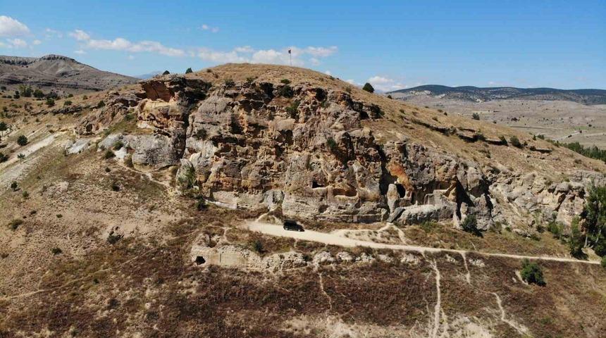 Gümüşhane’nin Sümela’sı Çakırkaya Manastırı ilgisizlik nedeniyle kuşlara yuva oldu