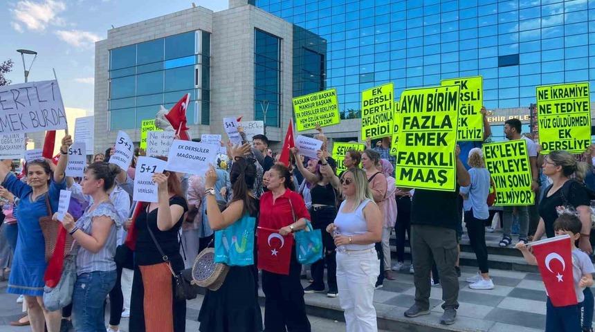 Usta öğreticilerden Ankara Büyükşehir Belediyesi önünde eylem