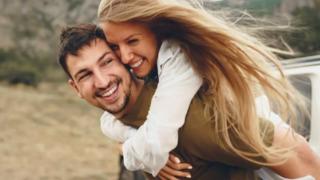 Bunları yapıyorsa dikkat! Kadınların sizden hoşlandıklarını gösteren davranışlar