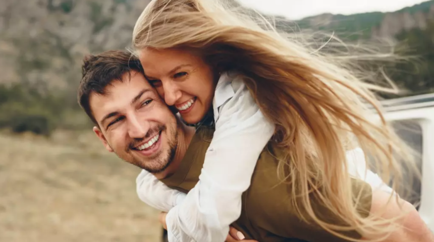 Bunları yapıyorsa dikkat! Kadınların sizden hoşlandıklarını gösteren davranışlar