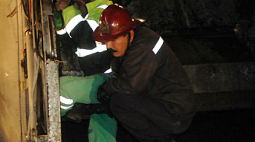 Ayağını &ccedil;&ouml;p kamyonuna sıkıştırdı