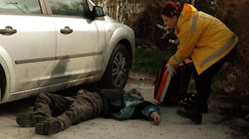 &Ouml;ld&uuml;resiye d&ouml;v&uuml;p sokağa attılar