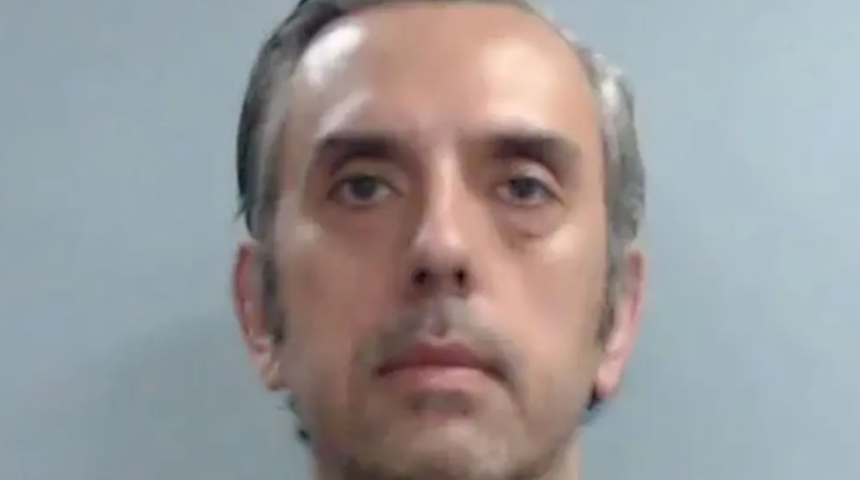 Okulda skandal! &Ouml;ğrencisine cinsel i&ccedil;erikli mesajlar g&ouml;nderip m&uuml;stehcen fotoğraflarını istedi