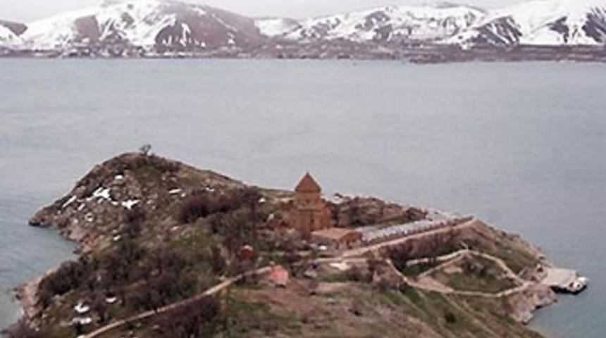 Akdamar Kilisesi'nin a&ccedil;ılışına protesto