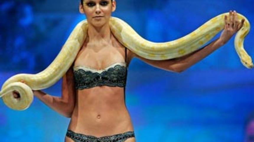 Piton yılanlı i&ccedil; giyim defilesi