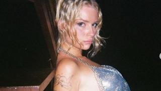 Lottie Moss ışıkları kapatıp mumları yaktı! Çıplak pozları şoke etti