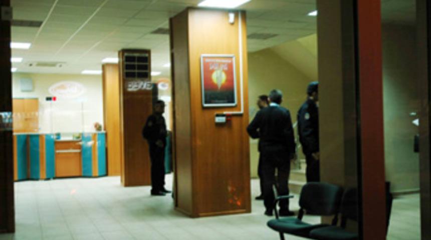 Kızları bankada unuttular