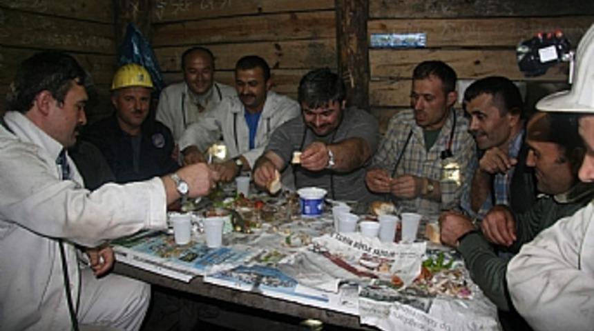 Yerin y&uuml;zlerce metre altında ilk iftar