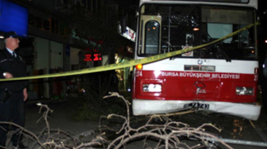 Belediye otob&uuml;s&uuml;nde faciaya kıl payı