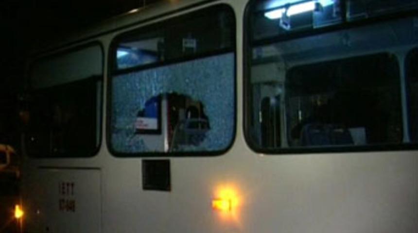 İETT otob&uuml;s&uuml;ne taşlı-sopalı saldırı