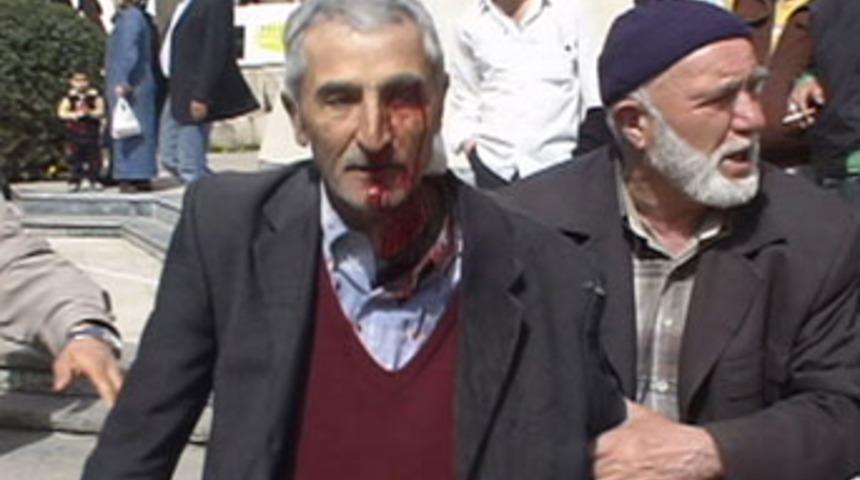 Kendisine omuz atan kişinin boğazını kesti