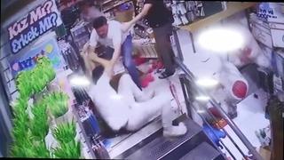 Dükkanı basıp çalışanı hastanelik ettiler! Dehşet anları kamerada
