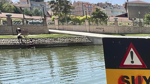 Eskişehir'de çocuklar yüzmenin tehlikeli ve yasak olduğu Porsuk Çayı'na giriyor