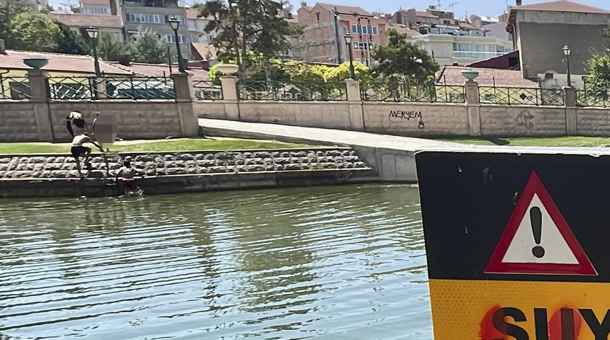 Eskişehir'de çocuklar yüzmenin tehlikeli ve yasak olduğu Porsuk Çayı'na giriyor