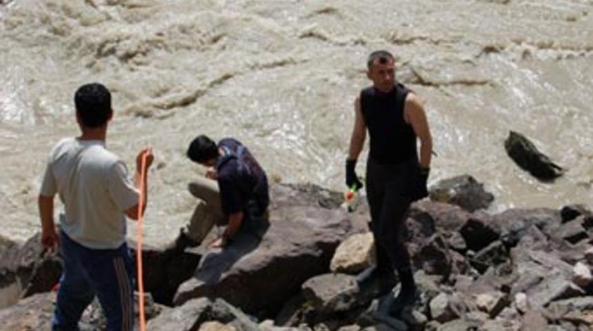 5 g&uuml;nd&uuml;r fırtına deresinde oğlunu arıyor