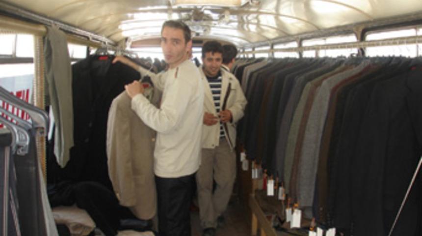Otob&uuml;sten giyim mağazası