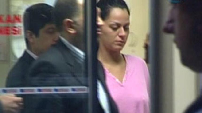 Niran &Uuml;nsal'ın kardeşi bileklerini kesti