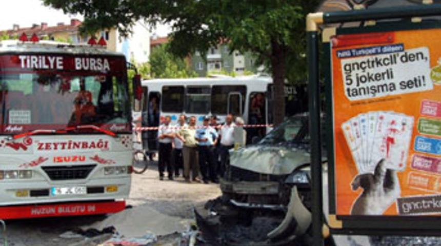 Otomobil otob&uuml;s durağına daldı: 1 &ouml;l&uuml;