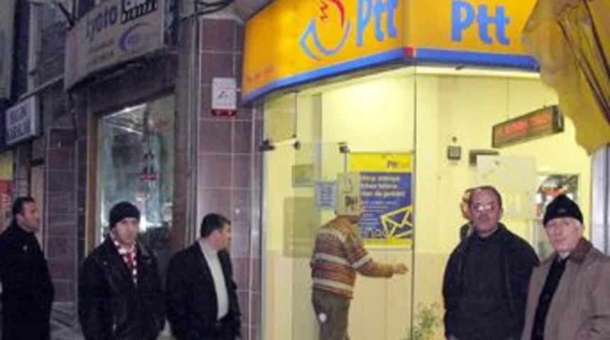 Ptt bank şubesi bı&ccedil;ak zoruyla soyuldu