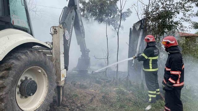 Alevlere teslim olan samanlık kül oldu