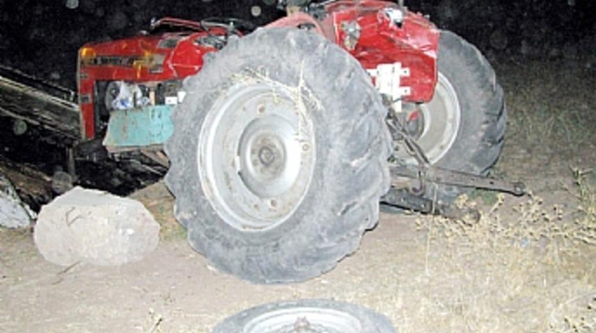 Trakt&ouml;r şarampole yuvarlandı: 1 &ouml;l&uuml;, 4 yaralı