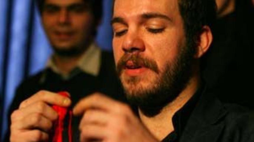 Kırmızı i&ccedil; &ccedil;amaşırı fırlattı