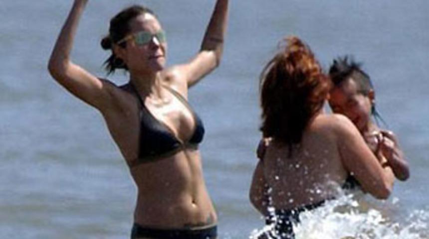 Angelina Jolie bikinisiyle yakalandı GALERİ'de
