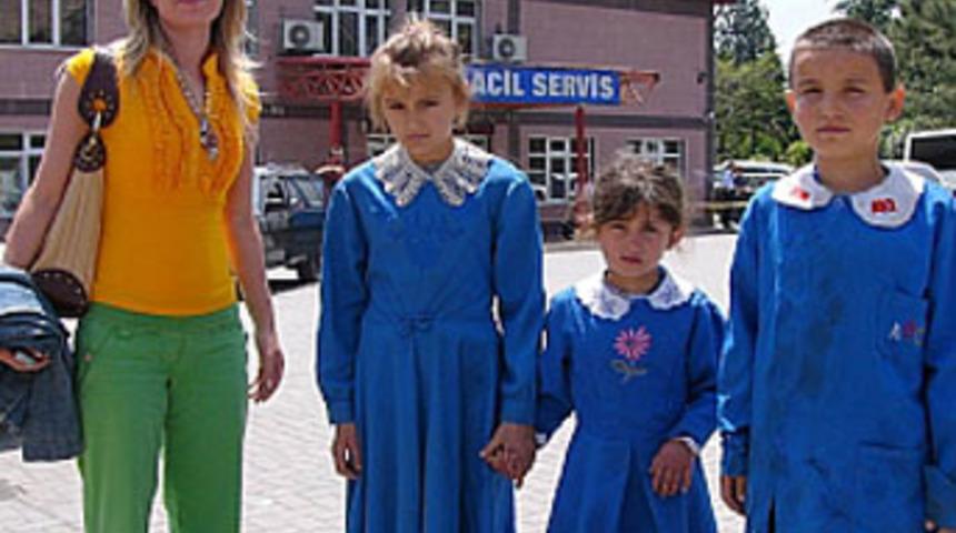 Kenelerin ısırdığı &ouml;ğrenciler hastaneye kaldırıldı