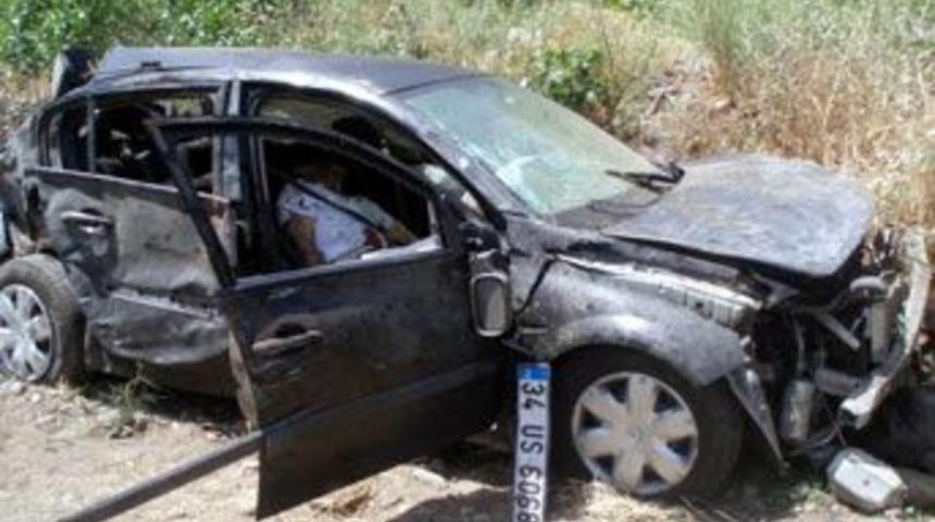 Aşırı hız kazayla sonu&ccedil;landı: 1 &ouml;l&uuml;, 3 yaralı