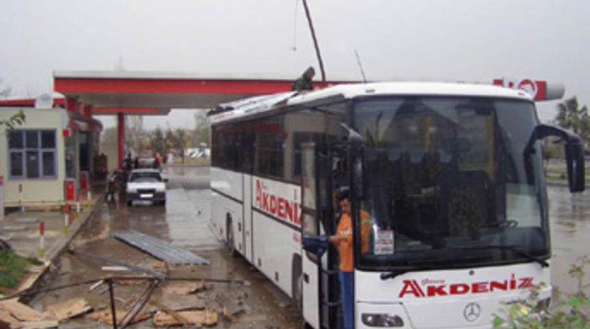 Otob&uuml;s&uuml;n &uuml;zerine &ccedil;atı d&uuml;şt&uuml;