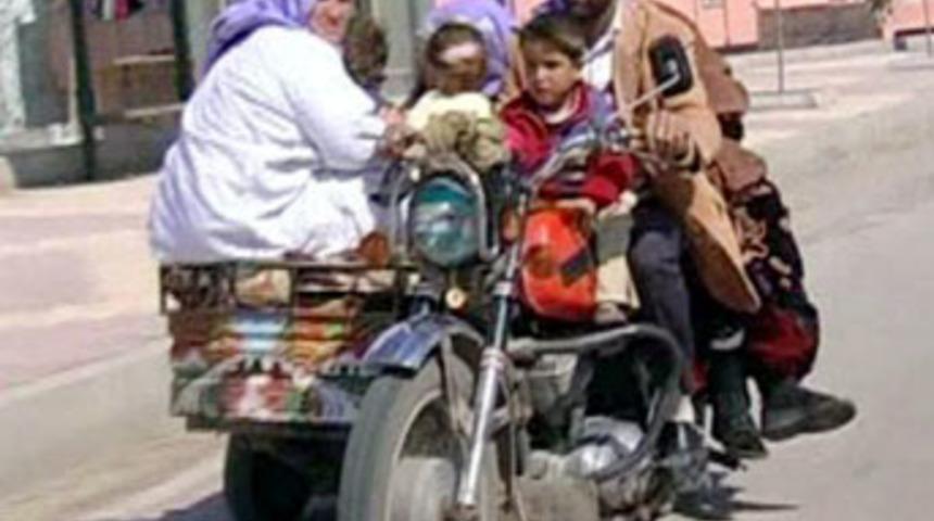 Bir motosiklete 8 kişi nasıl bindi?