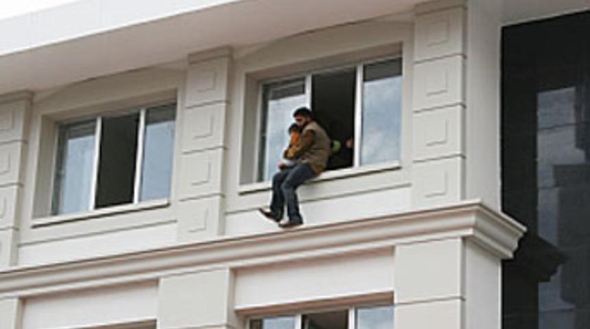 18 yaşındaki baba &ccedil;ocuğuyla birlikte intihara kalkıştı