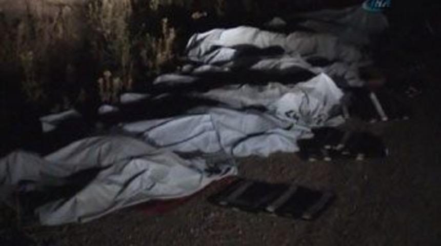 Ağrı - Van yolunda otob&uuml;s devrildi: 17 &ouml;l&uuml;