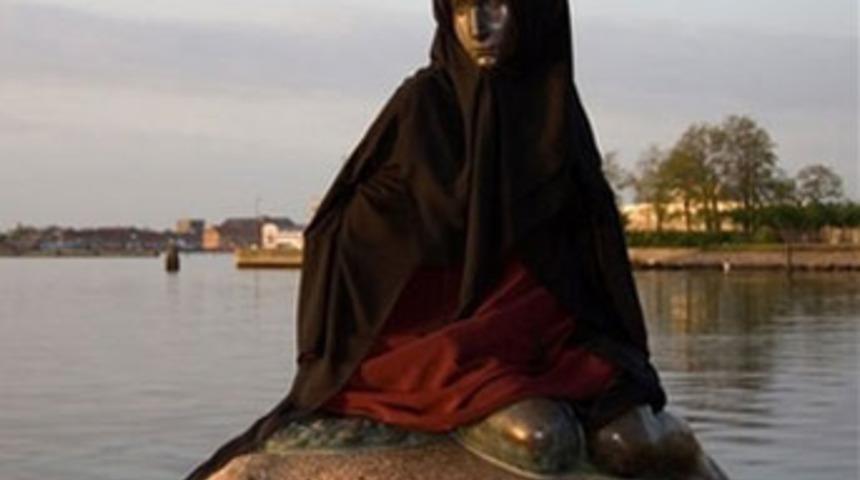 K&uuml;&ccedil;&uuml;k deniz kızı heykeline &ccedil;arşaf giydirildi