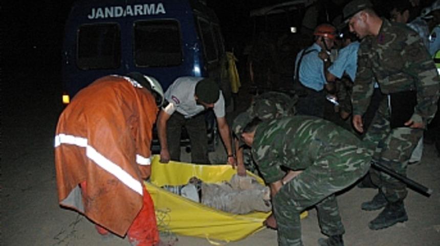 Y&uuml;k treni kamyonete &ccedil;arptı: 2, &ouml;l&uuml;