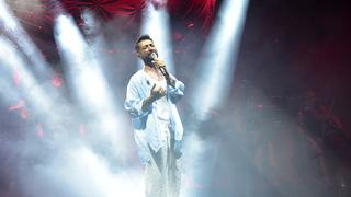 Trafik kazası geçiren şarkıcı Tan Taşçı, Antalya'da konser verdi