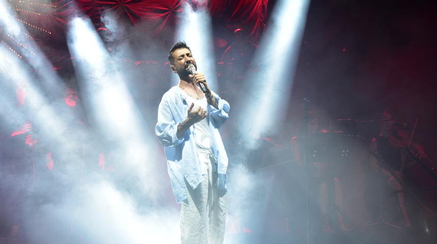 Trafik kazası geçiren şarkıcı Tan Taşçı, Antalya'da konser verdi