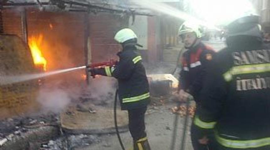 Manav d&uuml;kkanı alev alev yandı