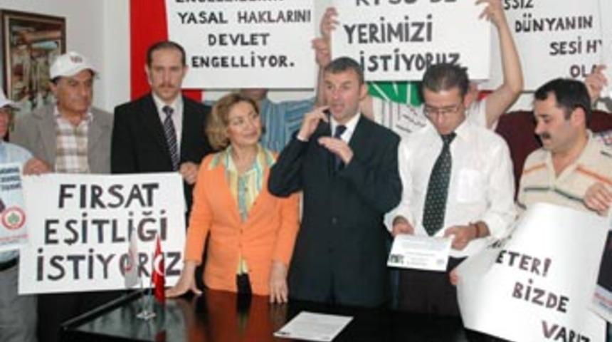 Adaylığını işaret diliyle a&ccedil;ıkladı