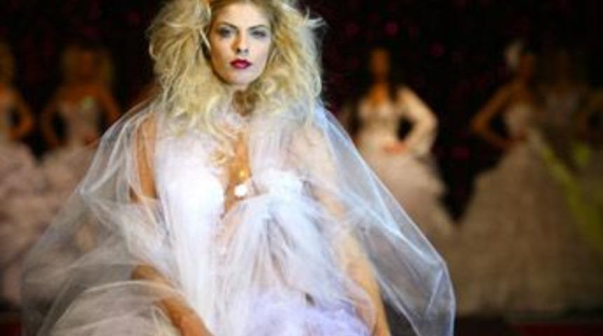 Tuvalet kağıdından gelinlik yaptılar