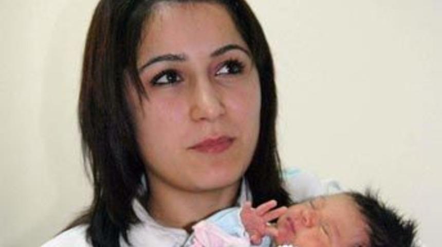 Bebeğini t&uuml;lbentle boğmaya &ccedil;alıştı