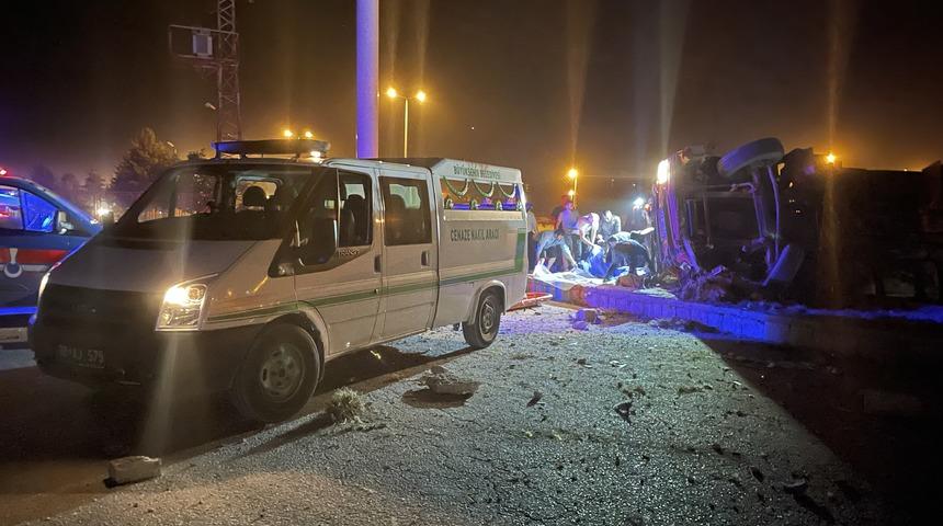 Kayseri'de tırın devrildiği kazada amca yaralandı yeğeni öldü