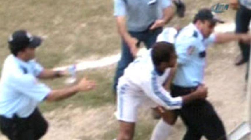 İki takım futbocuları birbirine girdi