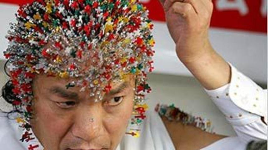 Başına 2008 iğne sapladı. Peki neden?