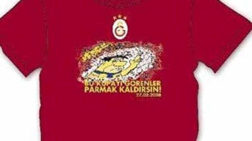 Kırmızı derbiye &ouml;zel tiş&ouml;rt