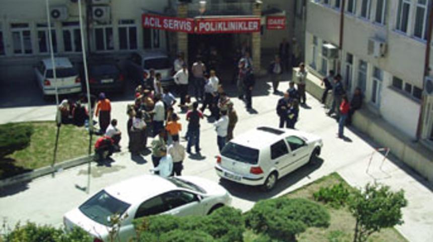 Bek&ccedil;i, bah&ccedil;eye giren hırsızları silahla vurdu