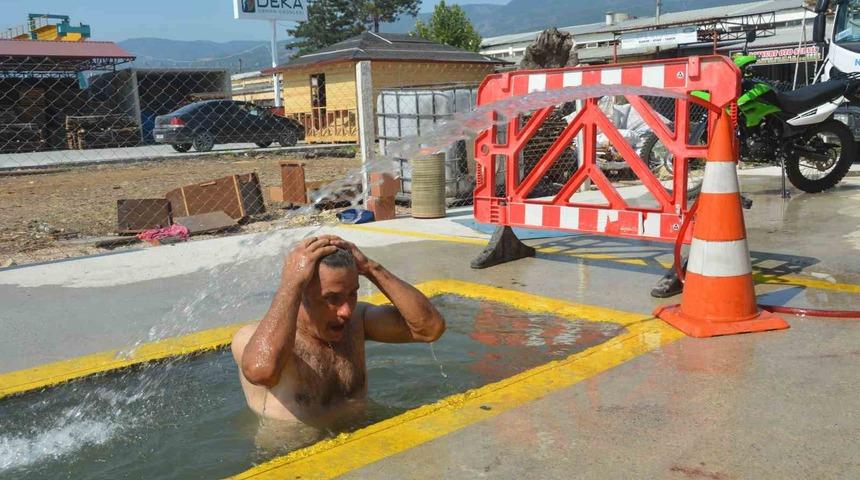 Sanayi esnafı tamir kanalını havuza çevirdi