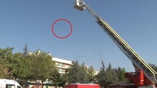 İntihara kalkışan kadın 'kedimi istiyorum' dedi! Ekipler kedisini getirince metrelerce yüksekten aşağı atarak öldürdü